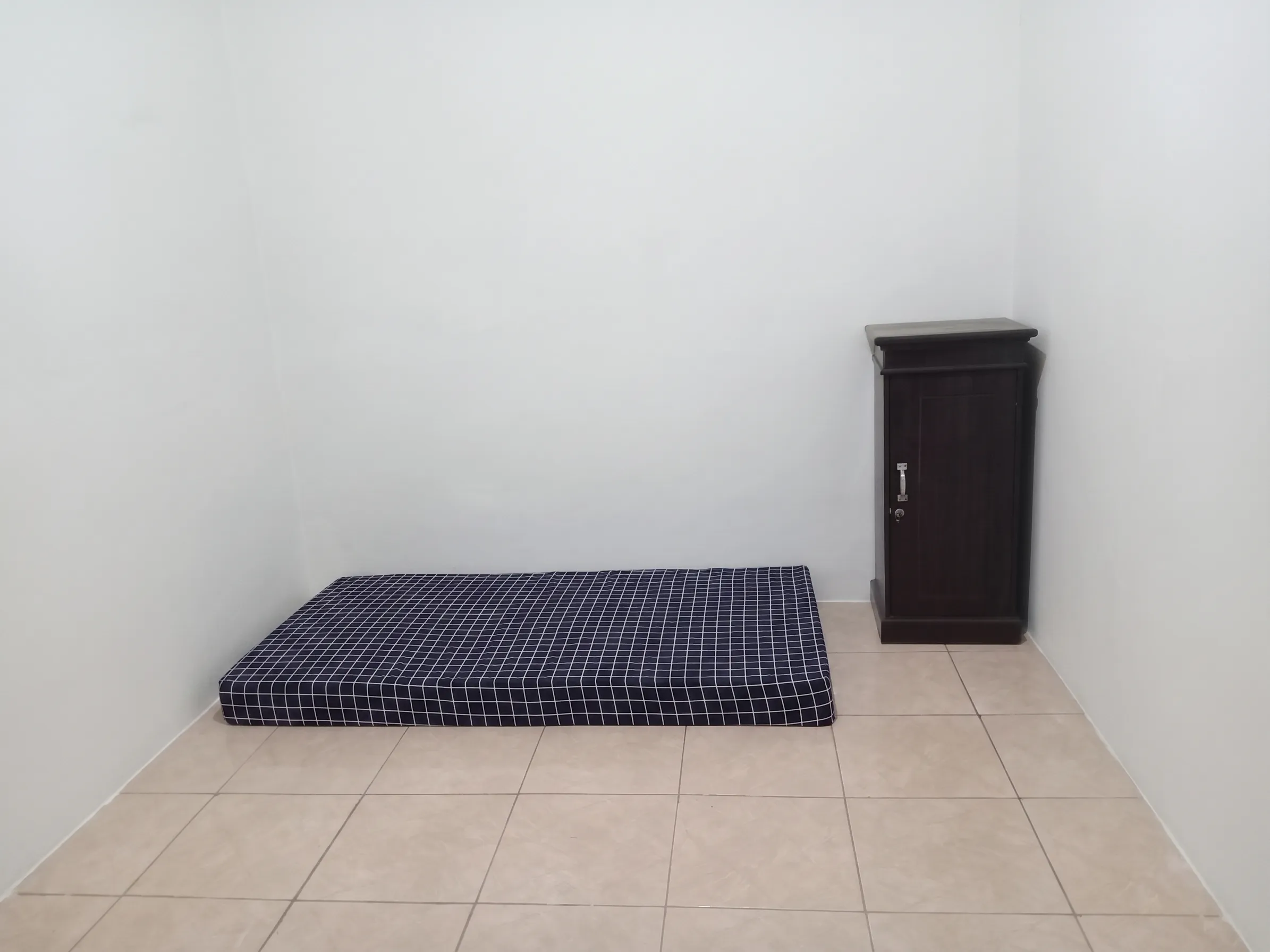 Kamar Tipe 1 dengan kasur dan lemari