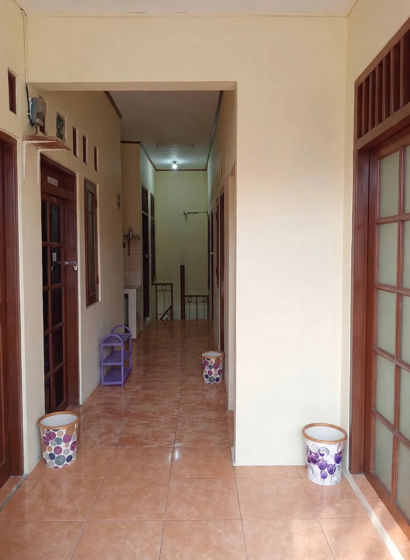 Lorong lantai 2 dengan pintu kamar